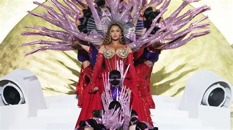 Beyoncé and daughter Blue Ivy Carter perform on stage headlining the Grand Reveal of Dubai’s newest luxury hotel, Atlantis The Royal on January 21, 2023 in Dubai, United Arab Emirates.